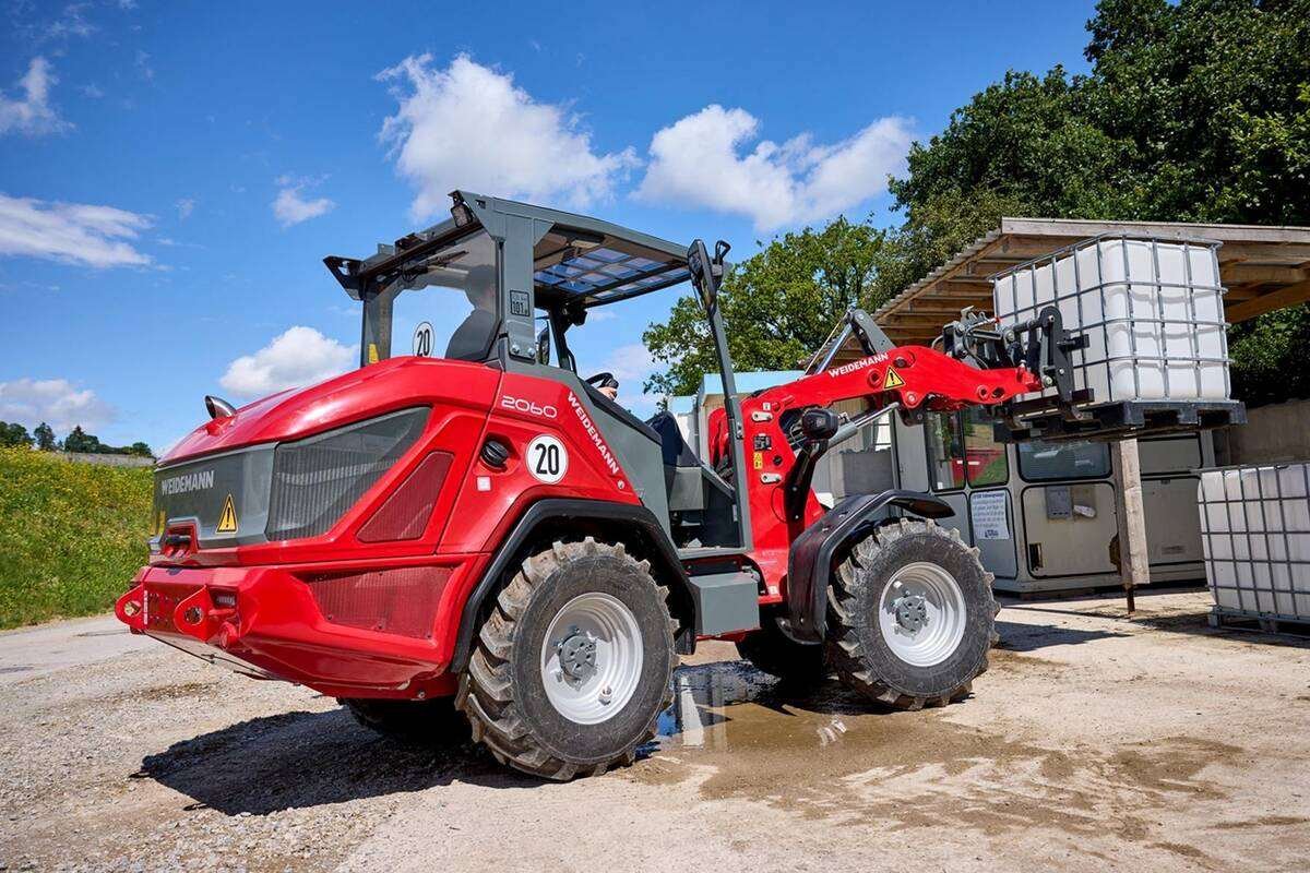 The Weidemann 2060 wheel loader at work.