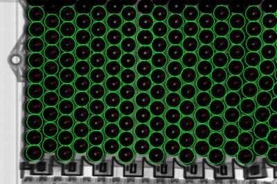 Die automatisierte Analyse der Zellkanten in der Röntgenaufnahme macht mögliche Verformungen im Batteriemodul sichtbar.