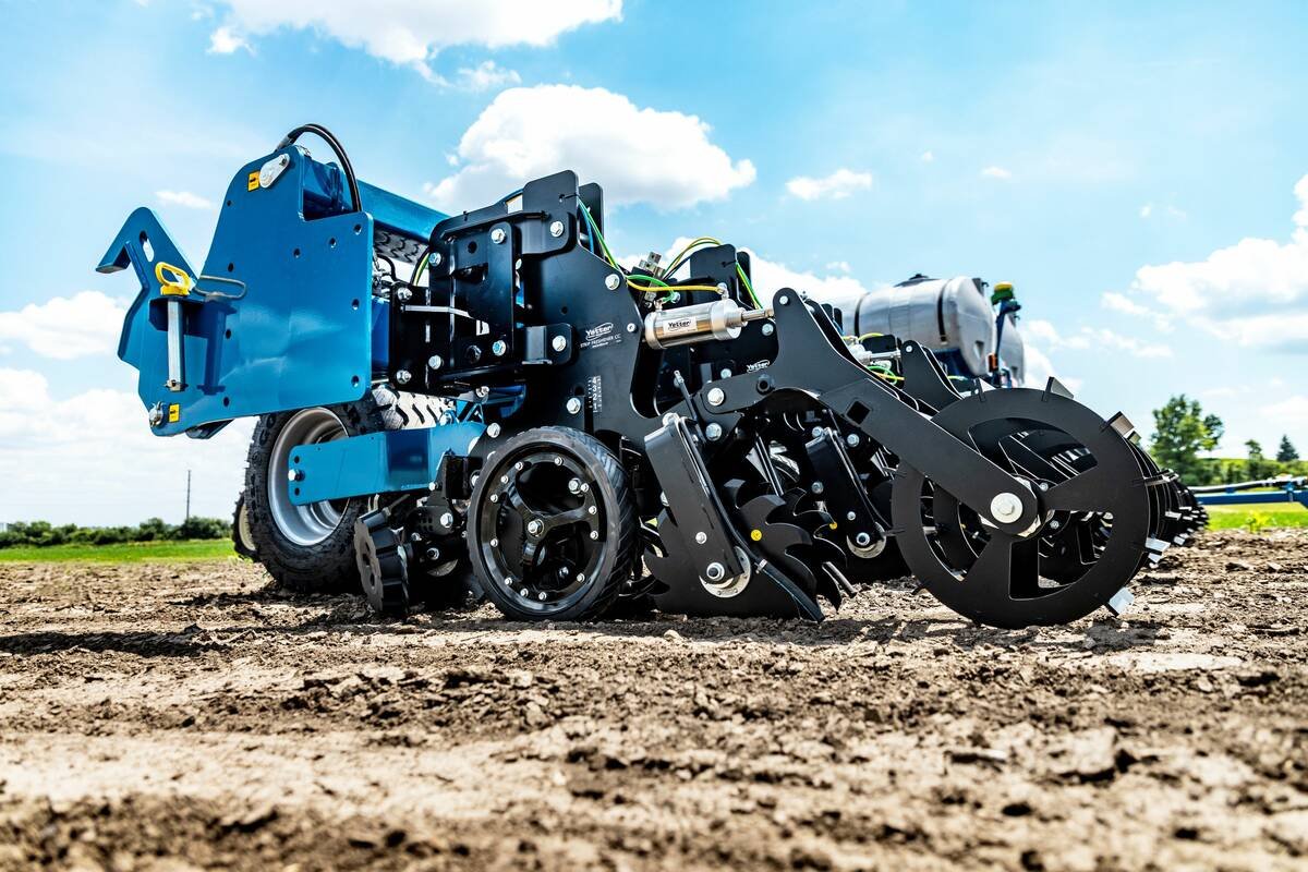The Kinze 5700 toolbar on the Falcon SF700 features 30 degrees of wing flex: 15 degrees upward and 15 downward.	Kinze’s hydraulic weight transfer system pushes weight to the wings, evenly distributing it across the toolbar.