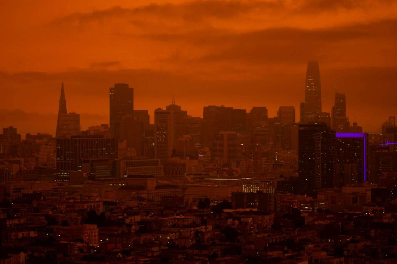 Horizonte de San Francisco bajo un cielo naranja en septiembre de 2020.