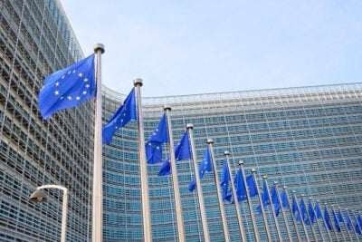 202610 eu kommission flagge brussel EU wählt 46 neue Rohstoffprojekte aus