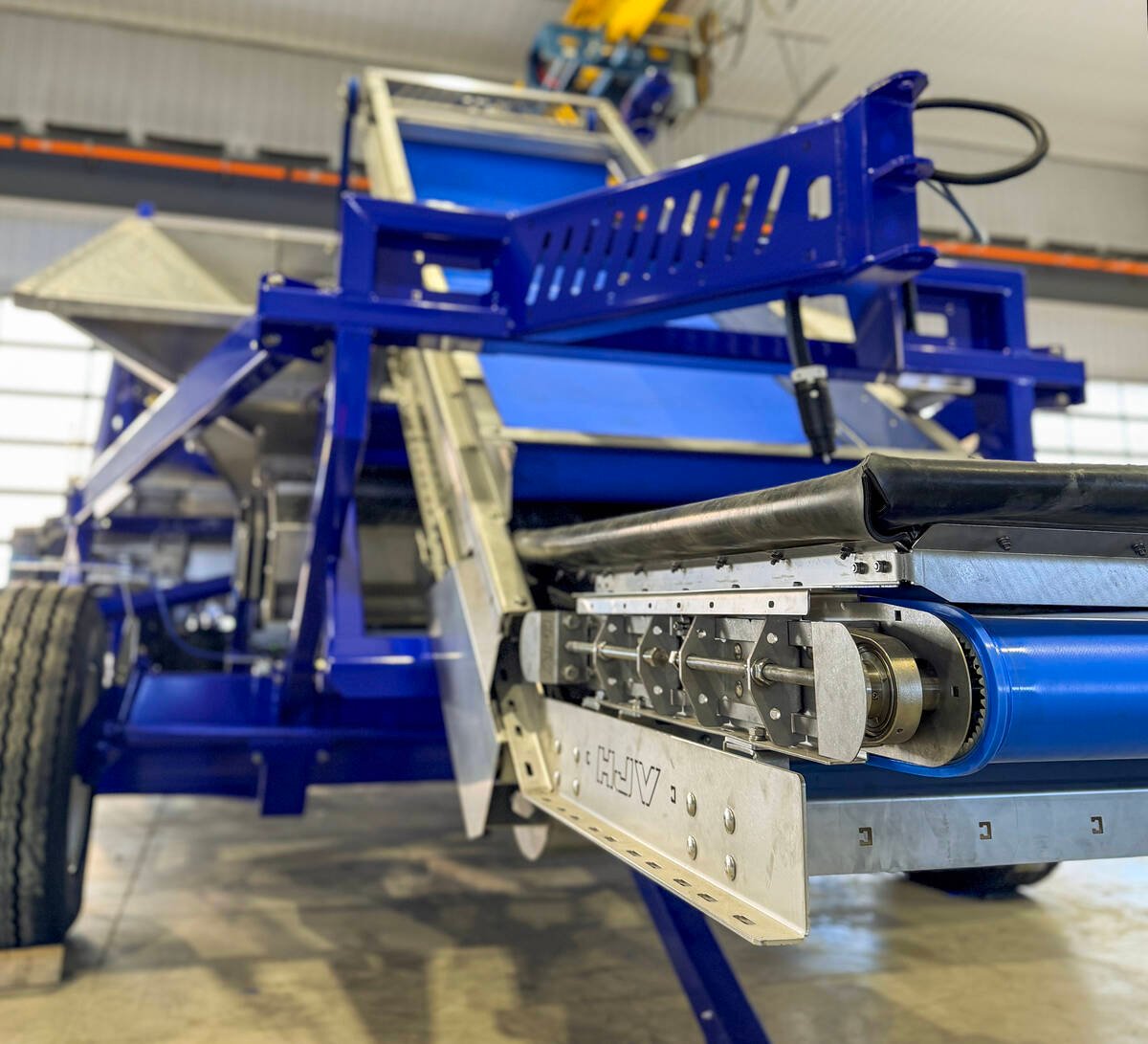 The Cyber Sort’s hopper can be bucket-loaded by a skid steer or payload, or via the 30-inch-wide telescopic conveyor-style scoop seen here. Photo: HJV Engineering