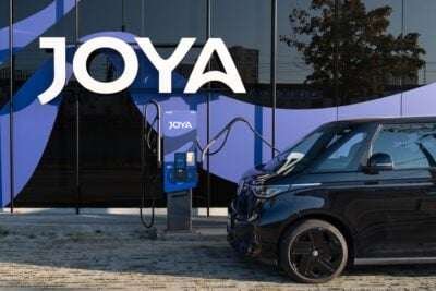 ID. Buzz an Ladestation von Joya