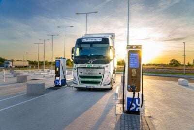 E-Lkw an der neuen Voltix-Ladestation in Vierzon